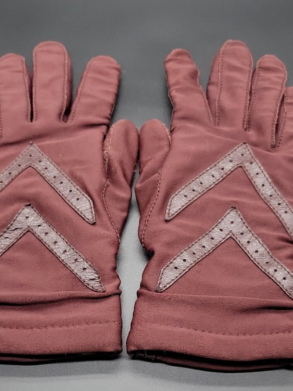 Isotoner Red Nylon Lined Women's Wrist Gloves Solid Quilt, Fit like 7-8